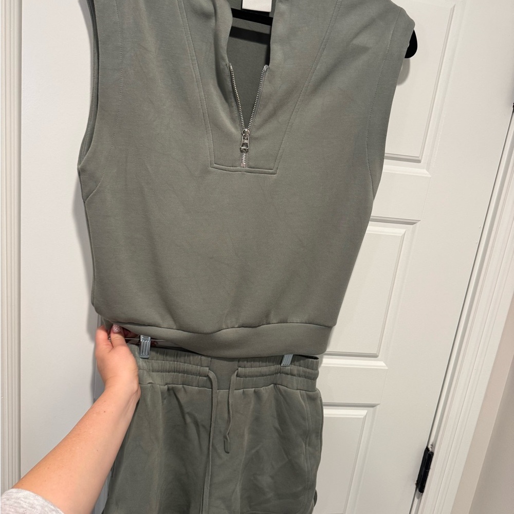 Varley Olive Green Sleeveless Zip-Neck Sweatshirt & Jogger Set